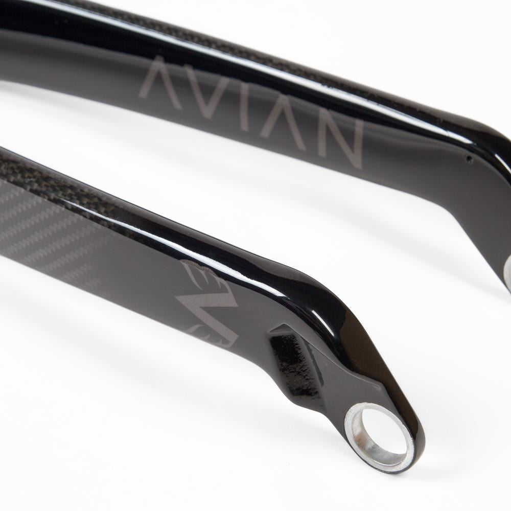 Stay Strong x Avian Fourche de Course Versus Carbon Cruiser 24'' - Gloss Carbon/ 20mm dropouts